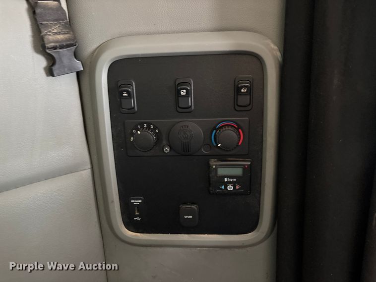 image for item ER3015 2015 Kenworth T680 semi truck