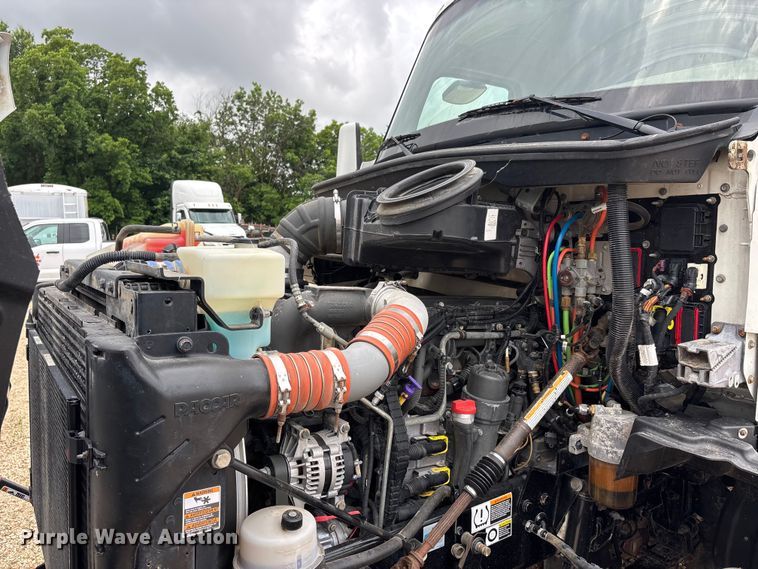 image for item ER3015 2015 Kenworth T680 semi truck