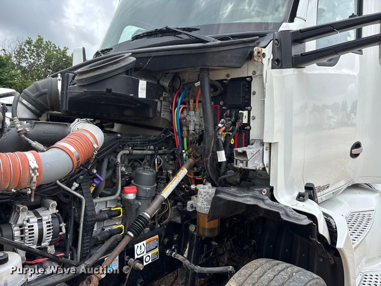 image for item ER3015 2015 Kenworth T680 semi truck