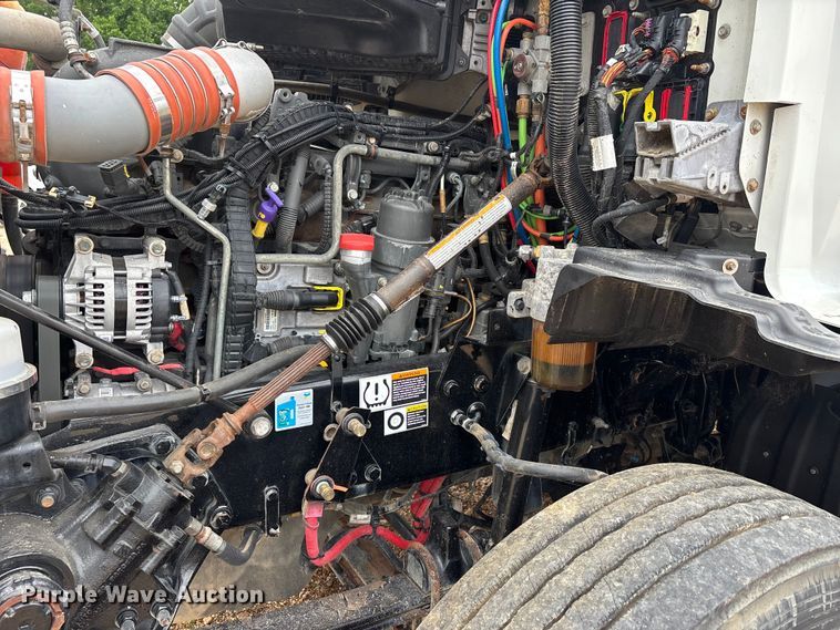 image for item ER3015 2015 Kenworth T680 semi truck