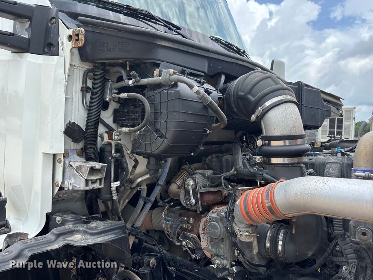 image for item ER3015 2015 Kenworth T680 semi truck