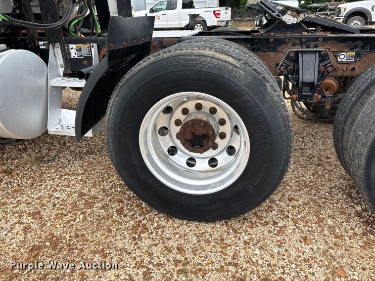 image for item ER3015 2015 Kenworth T680 semi truck