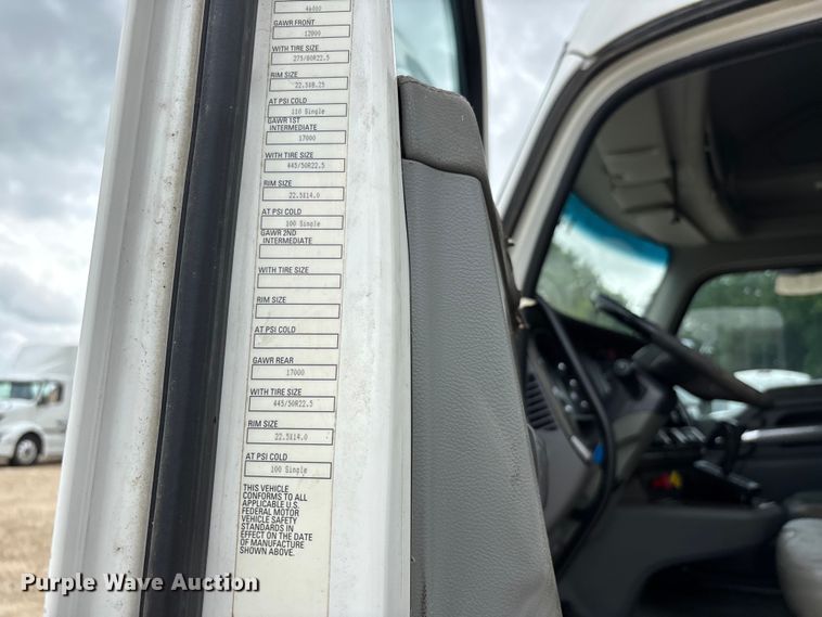 image for item ER3015 2015 Kenworth T680 semi truck