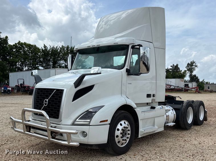 image for item ER3016 2020 Volvo VNR semi truck