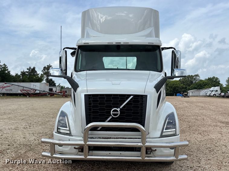image for item ER3016 2020 Volvo VNR semi truck