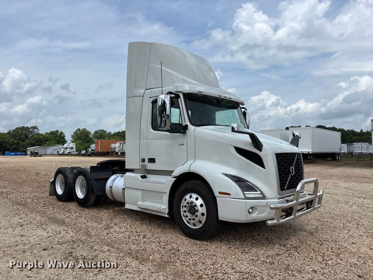 image for item ER3016 2020 Volvo VNR semi truck