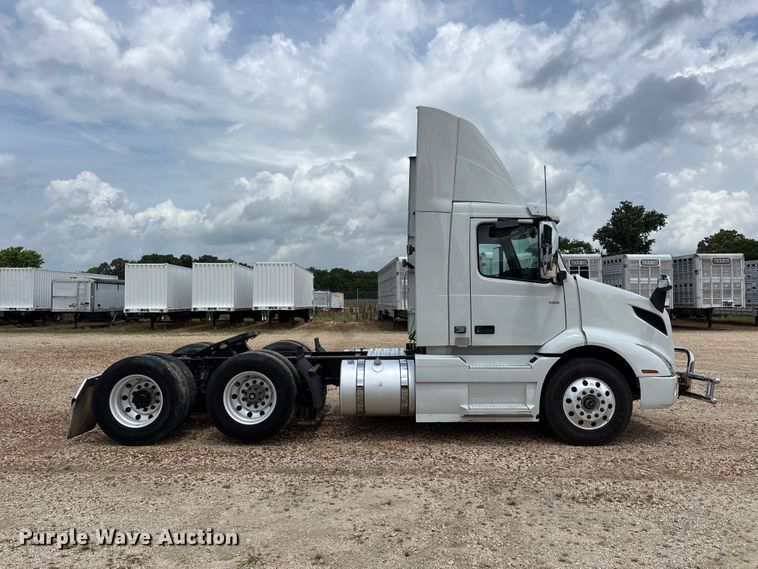 image for item ER3016 2020 Volvo VNR semi truck