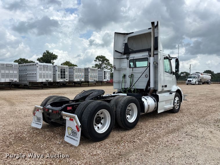 image for item ER3016 2020 Volvo VNR semi truck