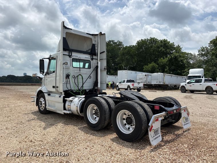 image for item ER3016 2020 Volvo VNR semi truck