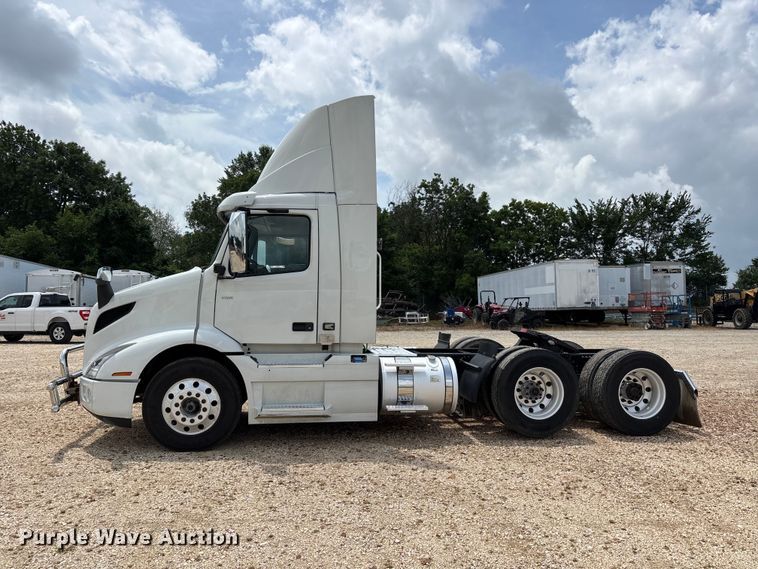 image for item ER3016 2020 Volvo VNR semi truck