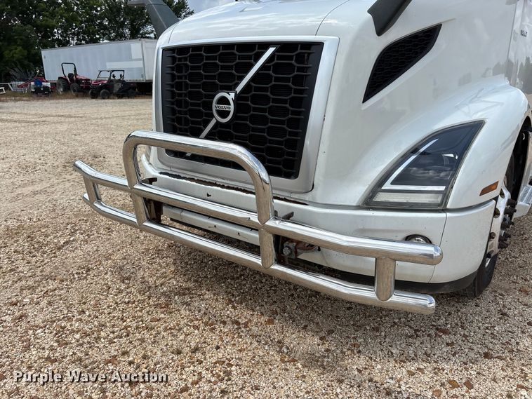 image for item ER3016 2020 Volvo VNR semi truck