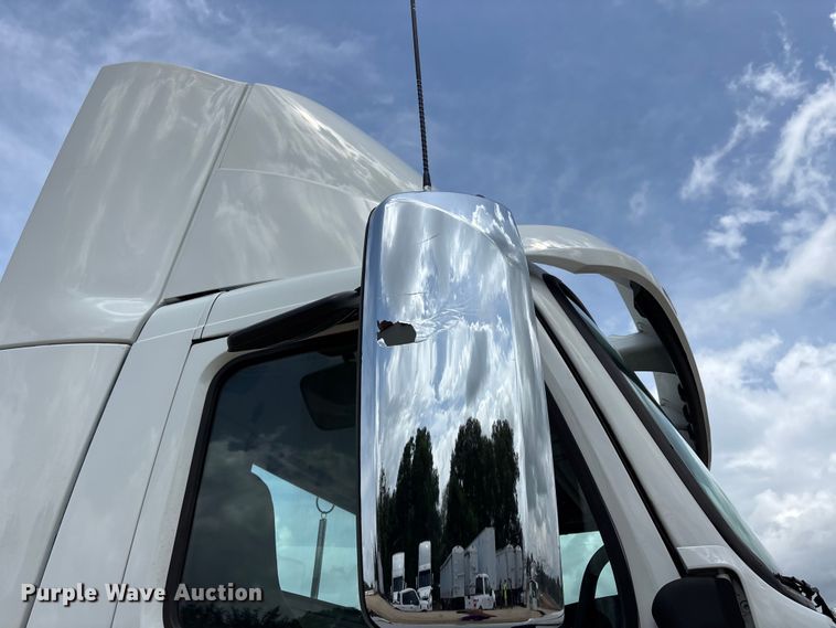 image for item ER3016 2020 Volvo VNR semi truck