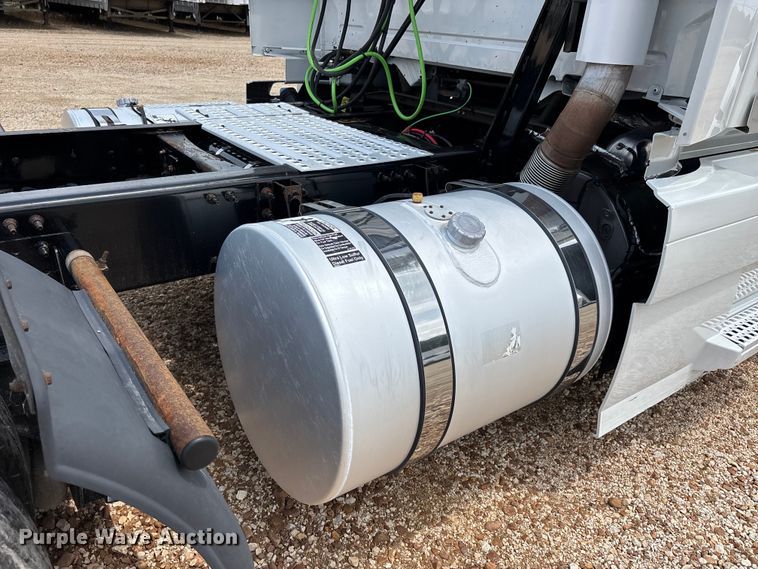image for item ER3016 2020 Volvo VNR semi truck