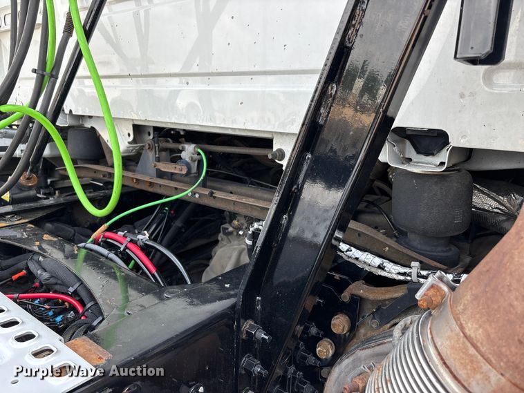 image for item ER3016 2020 Volvo VNR semi truck