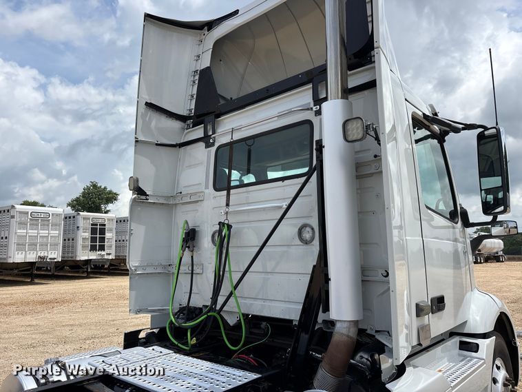 image for item ER3016 2020 Volvo VNR semi truck