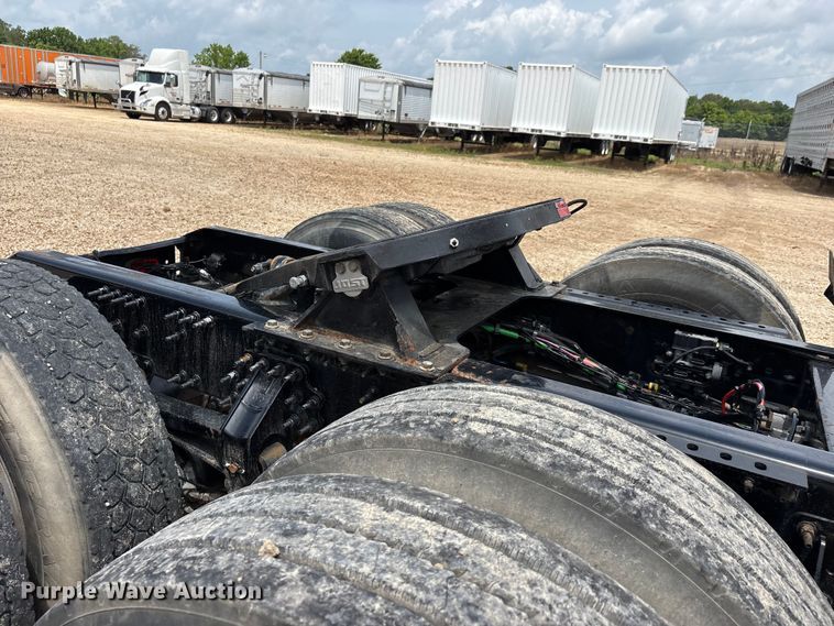 image for item ER3016 2020 Volvo VNR semi truck