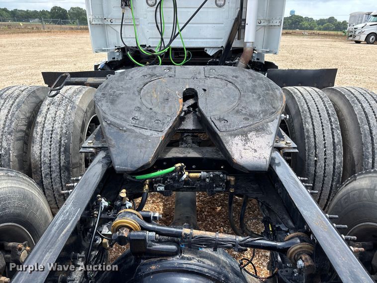 image for item ER3016 2020 Volvo VNR semi truck