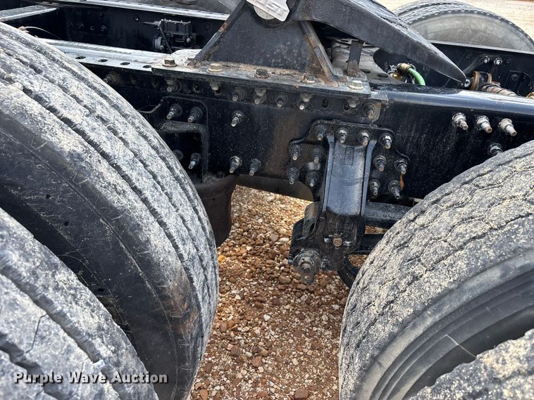 image for item ER3016 2020 Volvo VNR semi truck
