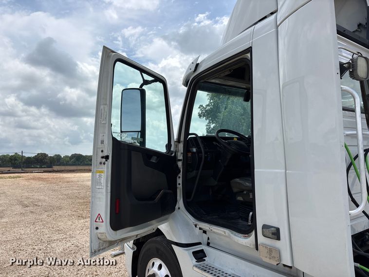 image for item ER3016 2020 Volvo VNR semi truck