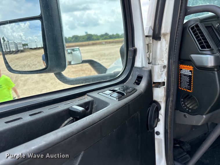 image for item ER3016 2020 Volvo VNR semi truck