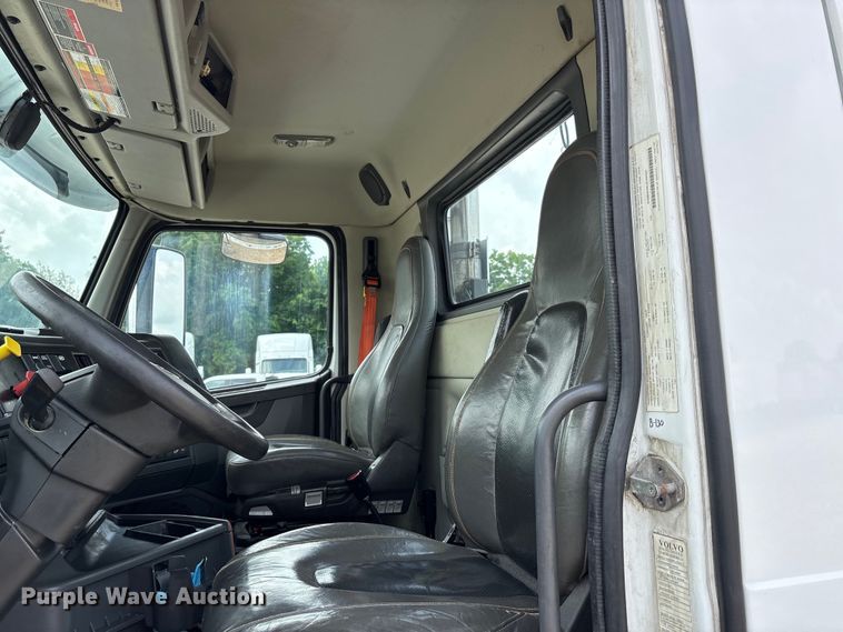 image for item ER3016 2020 Volvo VNR semi truck