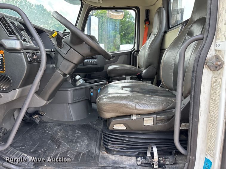 image for item ER3016 2020 Volvo VNR semi truck
