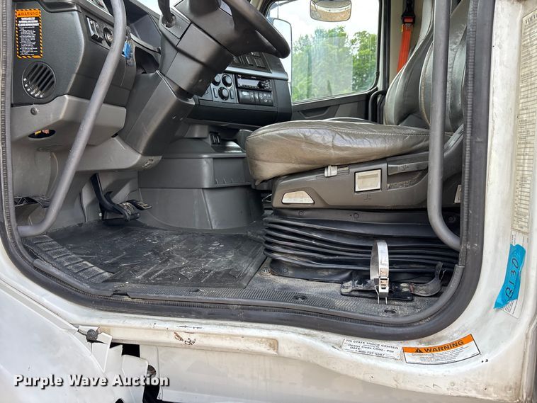 image for item ER3016 2020 Volvo VNR semi truck