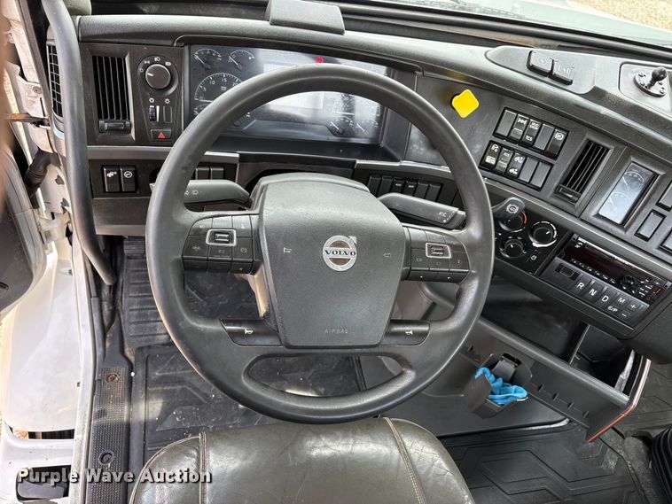 image for item ER3016 2020 Volvo VNR semi truck