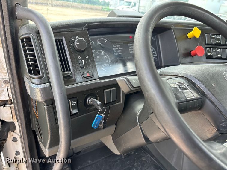 image for item ER3016 2020 Volvo VNR semi truck