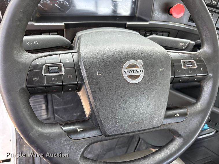 image for item ER3016 2020 Volvo VNR semi truck
