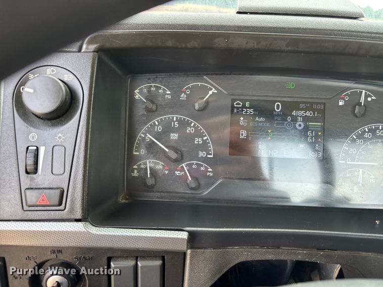 image for item ER3016 2020 Volvo VNR semi truck