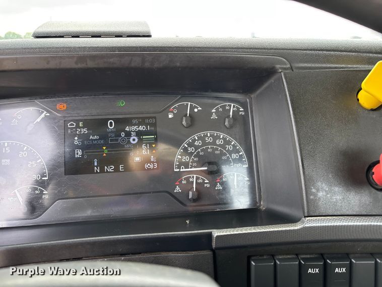 image for item ER3016 2020 Volvo VNR semi truck