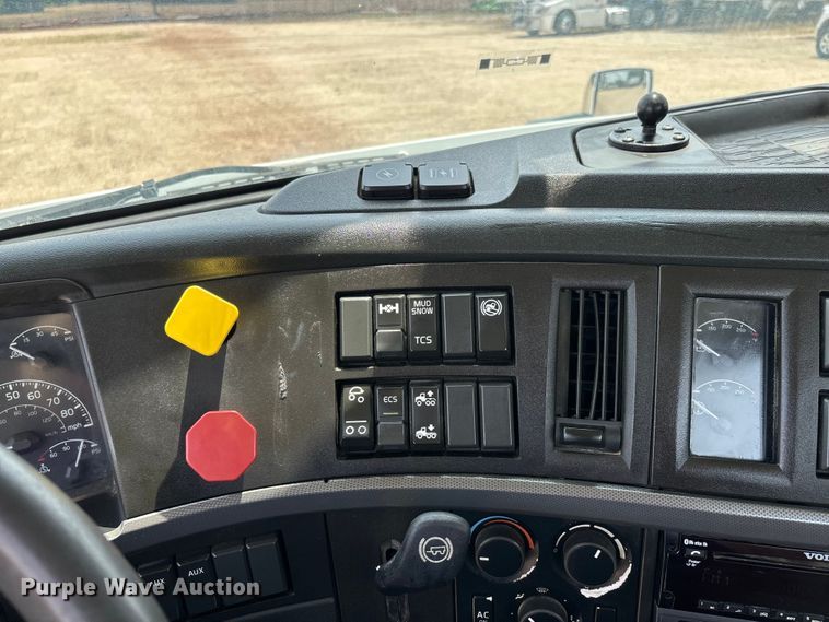 image for item ER3016 2020 Volvo VNR semi truck