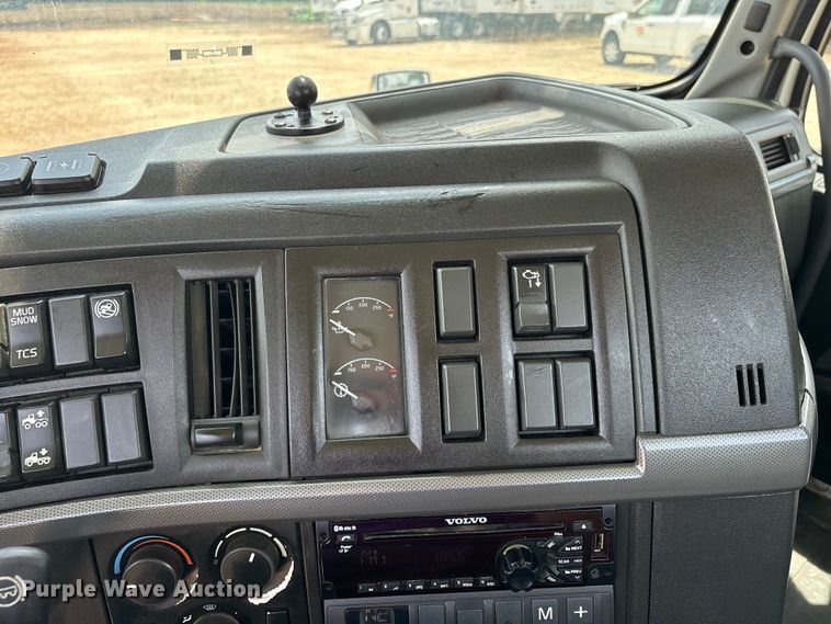 image for item ER3016 2020 Volvo VNR semi truck