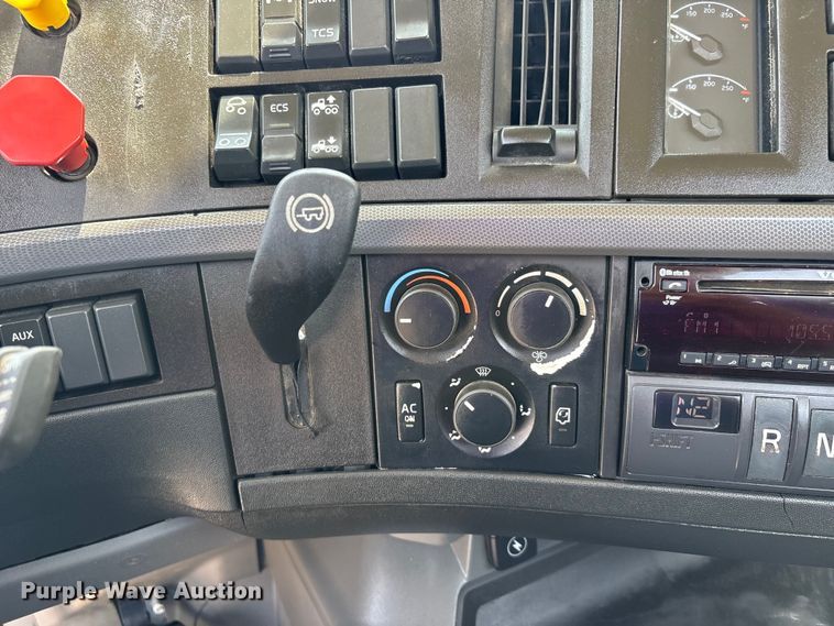 image for item ER3016 2020 Volvo VNR semi truck