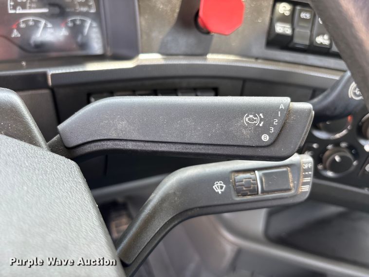 image for item ER3016 2020 Volvo VNR semi truck