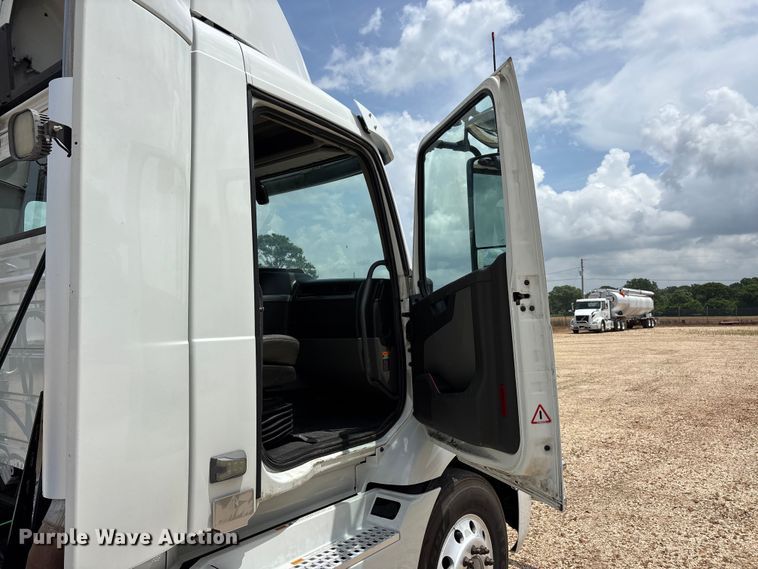 image for item ER3016 2020 Volvo VNR semi truck