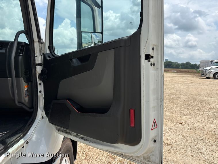 image for item ER3016 2020 Volvo VNR semi truck
