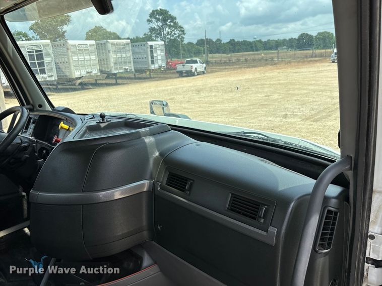 image for item ER3016 2020 Volvo VNR semi truck