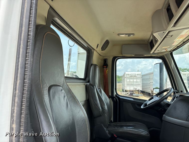 image for item ER3016 2020 Volvo VNR semi truck