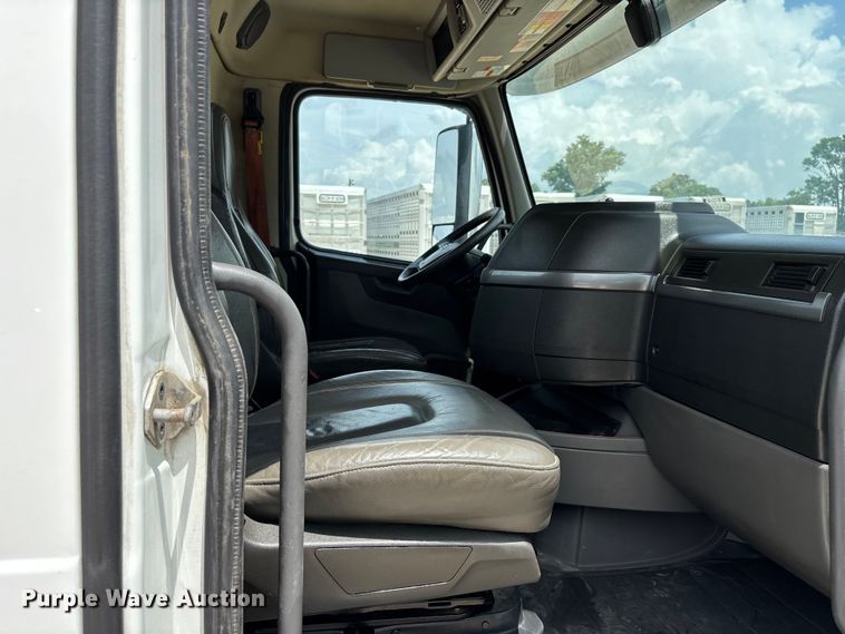 image for item ER3016 2020 Volvo VNR semi truck