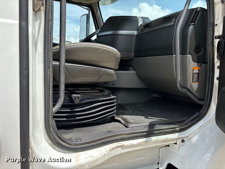 image for item ER3016 2020 Volvo VNR semi truck