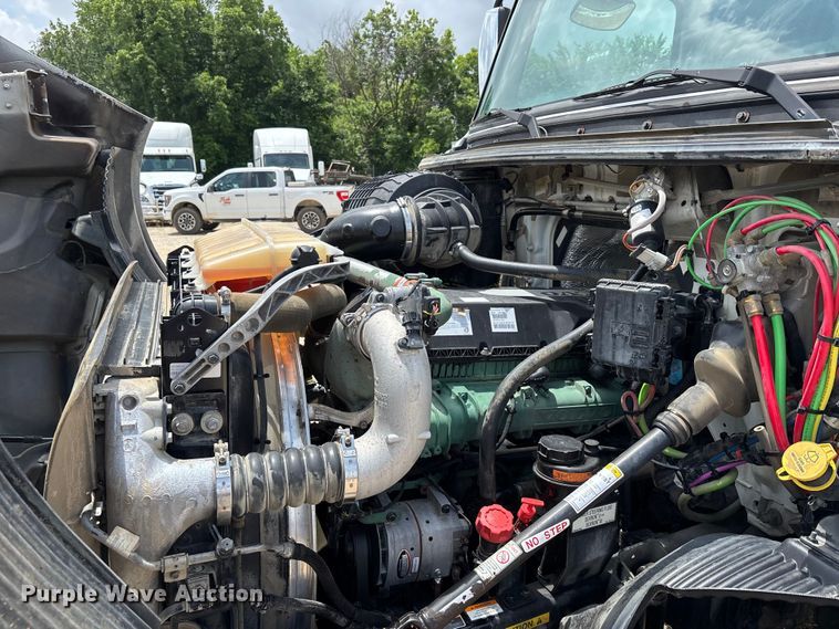 image for item ER3016 2020 Volvo VNR semi truck