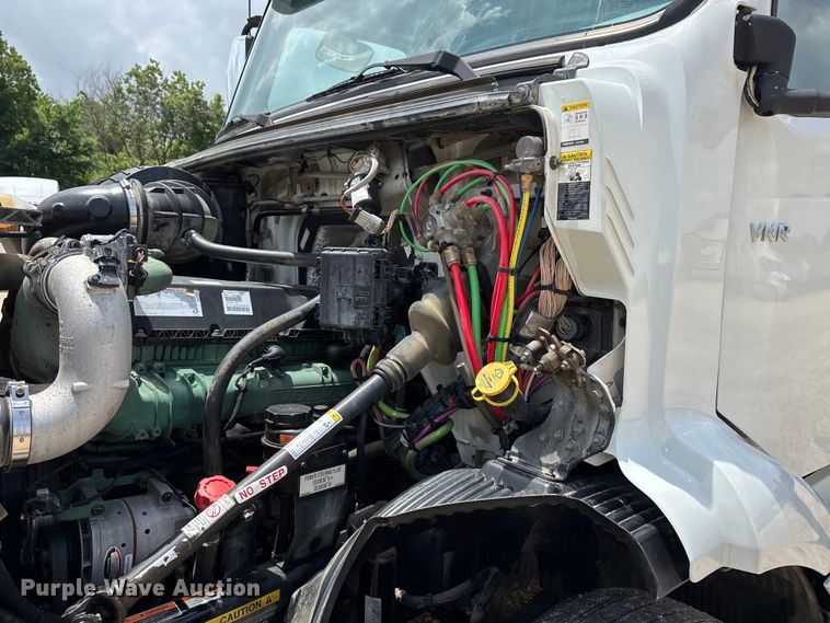 image for item ER3016 2020 Volvo VNR semi truck