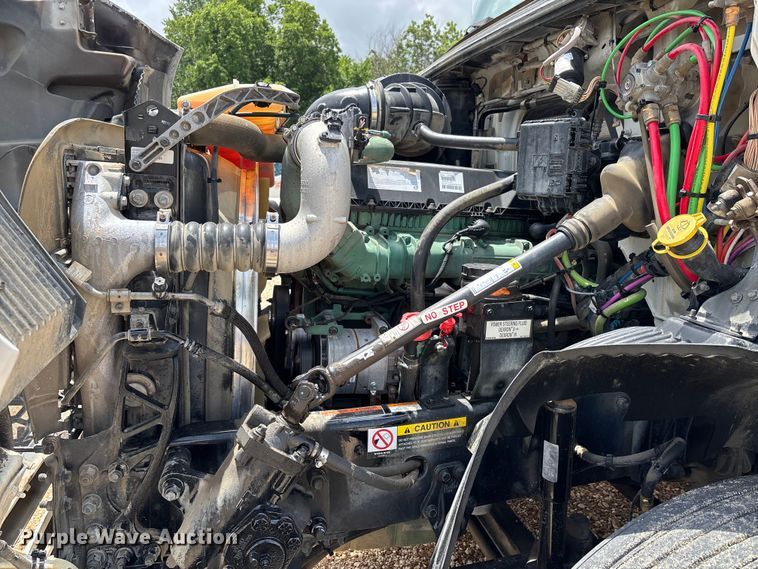 image for item ER3016 2020 Volvo VNR semi truck