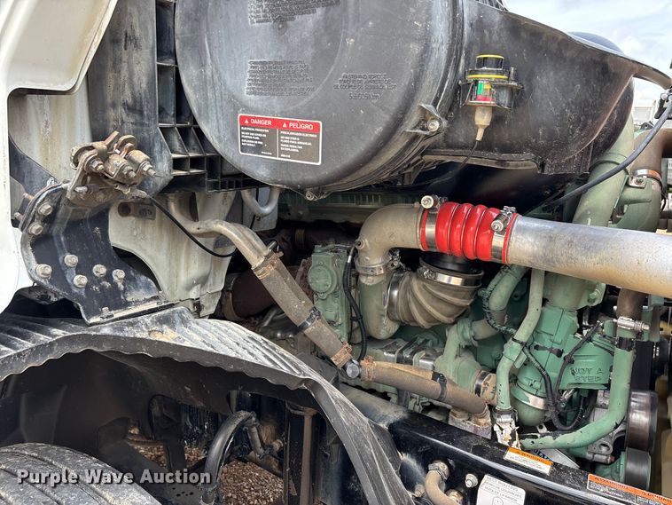 image for item ER3016 2020 Volvo VNR semi truck