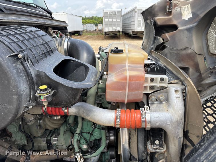 image for item ER3016 2020 Volvo VNR semi truck