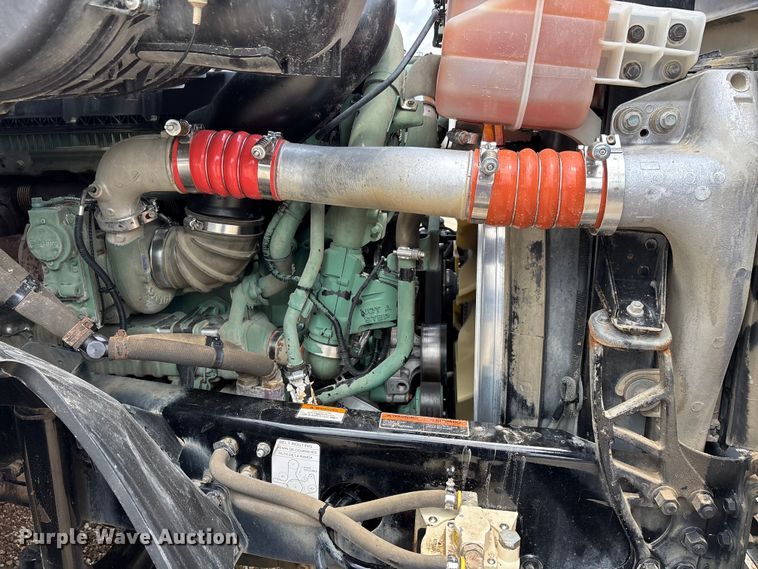 image for item ER3016 2020 Volvo VNR semi truck
