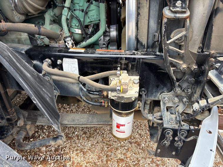 image for item ER3016 2020 Volvo VNR semi truck