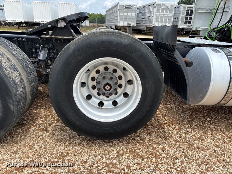 image for item ER3016 2020 Volvo VNR semi truck